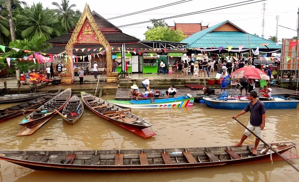 Pra Cha Rat Floating Market