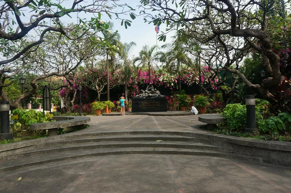 Memorare Manila Monument
