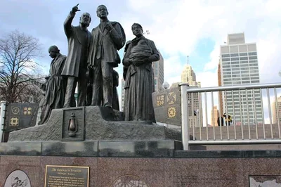 Detroit - Photo 4
