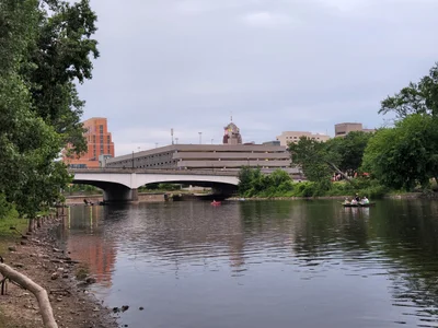 Lansing - Photo 2
