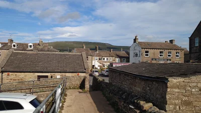 Hawes - Photo 2